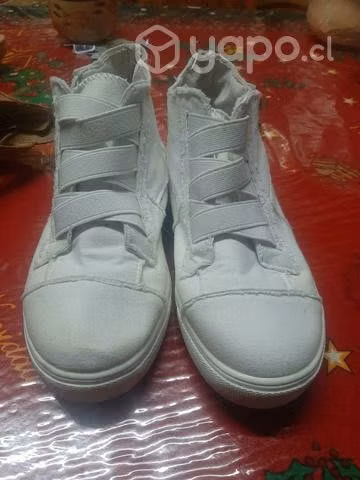 Zapatilla de niña blanca