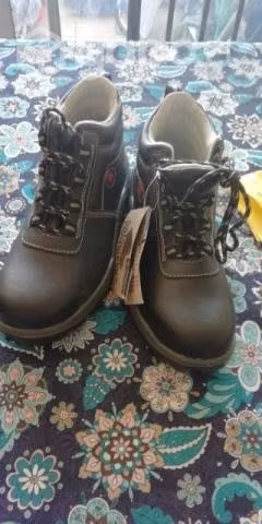 Zapatos de seguridad nuevos
