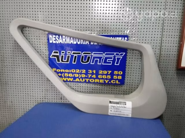 Moldura vidrio aleta puerta delantera derecha Peug
