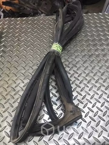 Goma contorno puerta trasera izquierda Mazda BT50