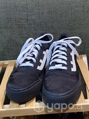 Zapatilla urbana negra con blanco