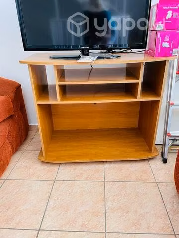 Mueble de madera mediano