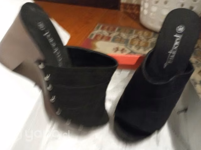 Sandalias tipo zuecos marca Todo piel - Imagen 2
