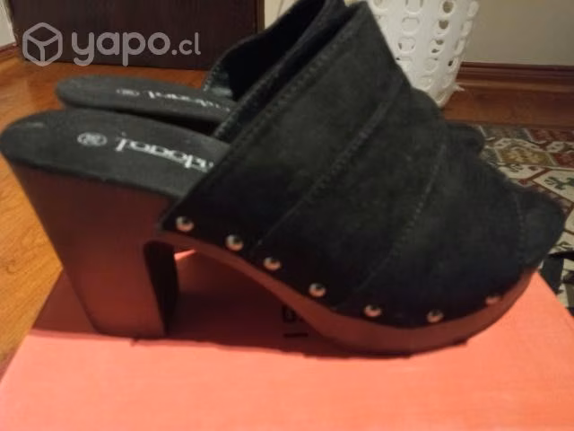 Sandalias tipo zuecos marca Todo piel