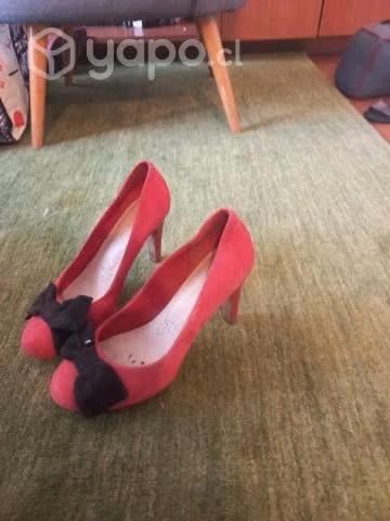 Tacones Clarks Rojos usados