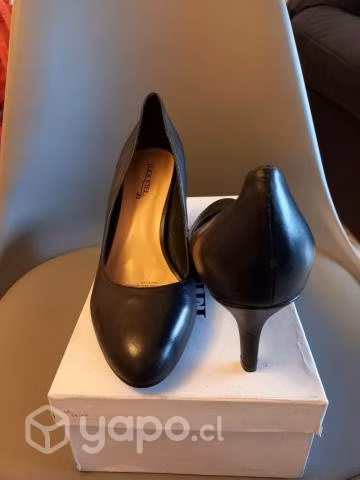 Zapato reina, color negro de cuero talla 41