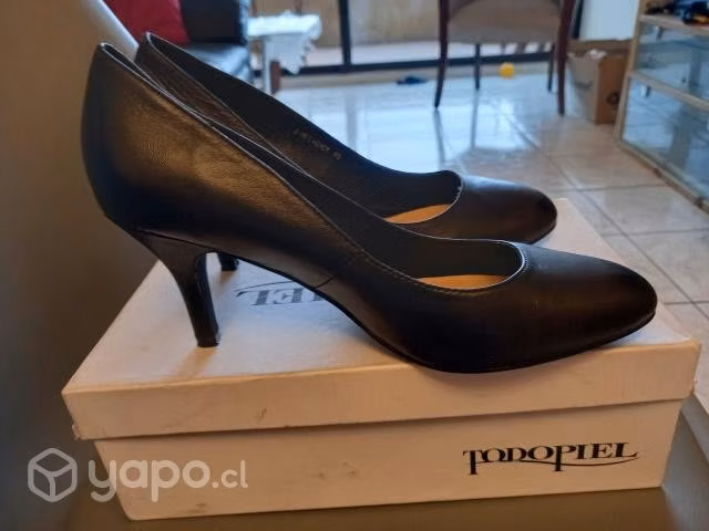 Zapato reina, color negro de cuero talla 41