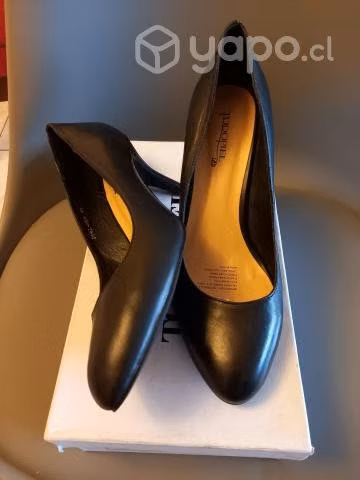 Zapato reina, color negro de cuero talla 41