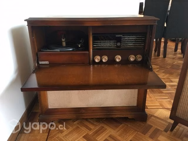 Toca disco y radio antigua
