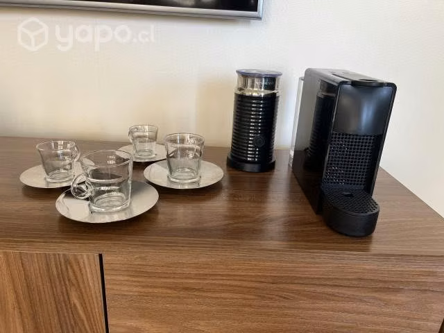 Nespresso Essenza Black + Espumadera leche + tazas