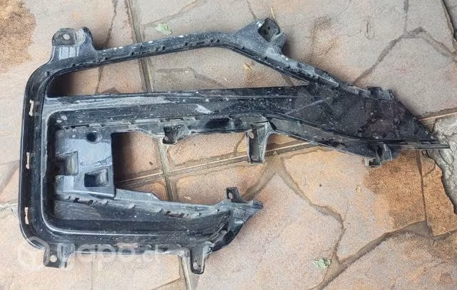 Tapa neblinero derecho Rexton 2022 2023 detalle
