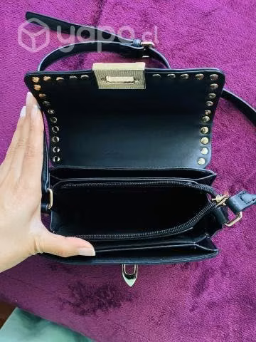 Cartera negra con tachas doradas - Imagen 2