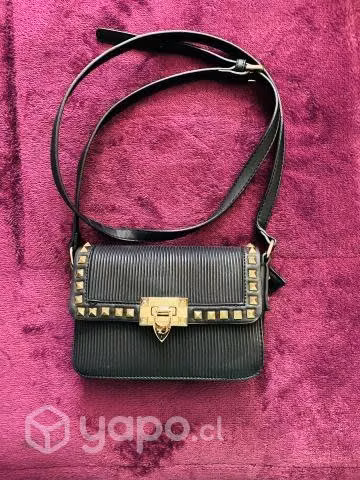Cartera negra con tachas doradas