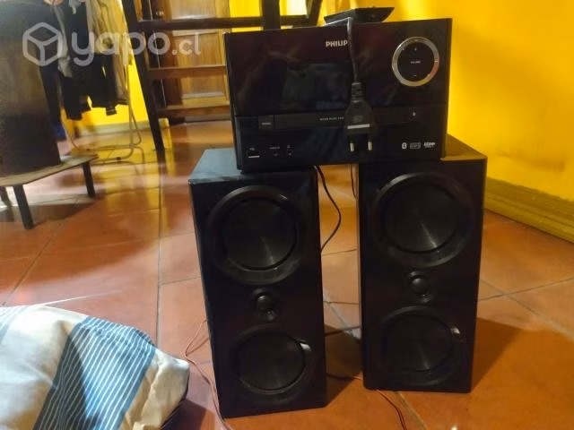 Equipo de 2 parlantes Philips + control remoto