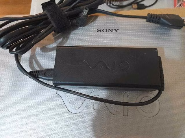 Notebook Sony Vaio con cargador - Imagen 3