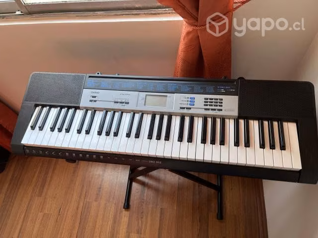 Teclado marca Casio CTK1550 con atril