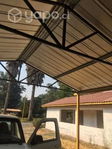 Planchas de zinc y pilares metálicos, construcción