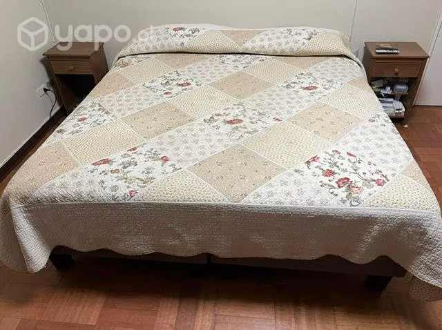 Cama King,almohadas, veladores, sábanas cobertor