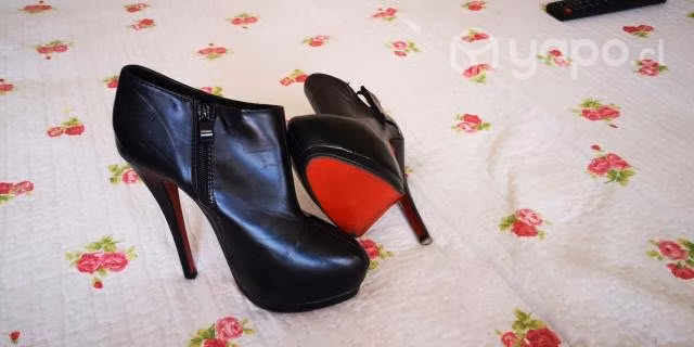 Tacones de mujer y Hombre