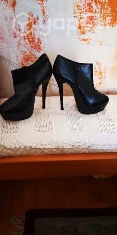 Tacones de mujer y Hombre