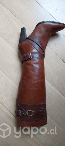Botas marca Pollini de cuero - Imagen 2