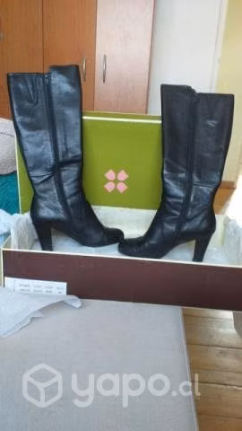 botas de cuero negras marca Naturalizer
