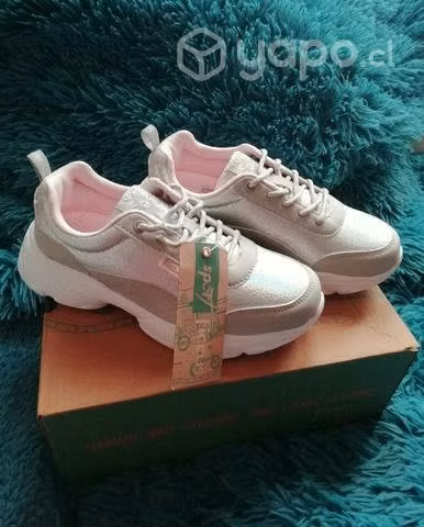 Zapatillas nuevas de niña número 33