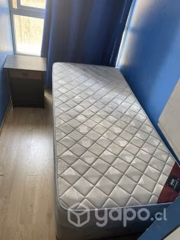 Cama, cómoda, mesa