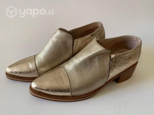 Zapatos Dorados Marca La Tienda de Buenos Aires