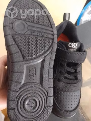 Zapatilla N°30, negra ideal para colegio.