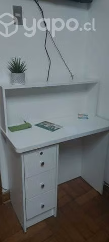 Escritorio de madera nuevo