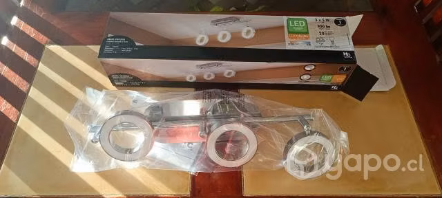 Lampara Led Triple Viktoria, Luz cálida.