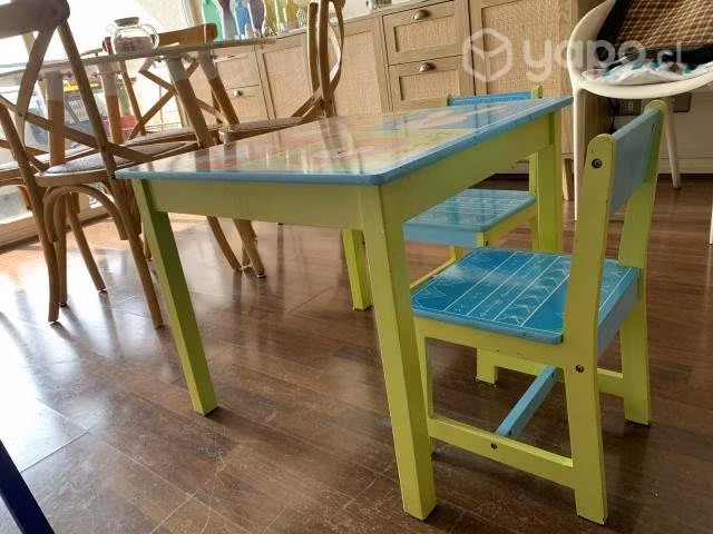 Mesa de niños con 2 sillas