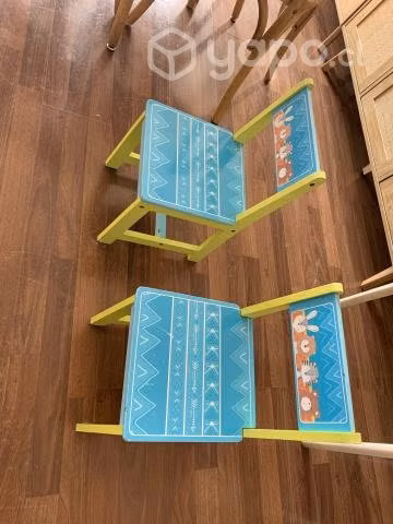 Mesa de niños con 2 sillas
