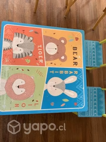 Mesa de niños con 2 sillas