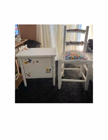 Hermoso velador vintage y silla