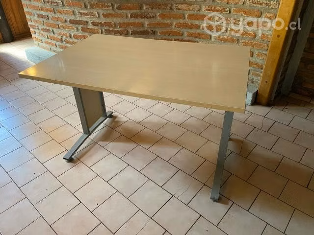 Escritorio de madera estructura metálica
