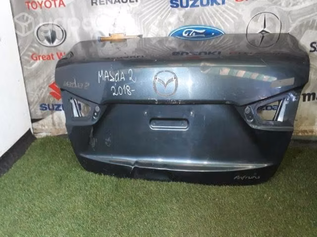 Tapa maleta mazda 2 2018