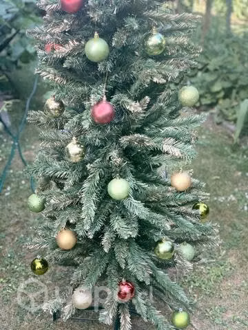 Árbol de pascua con adornos - Imagen 3