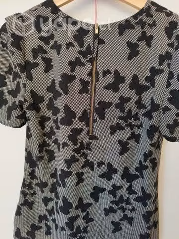 Polera negra mariposas