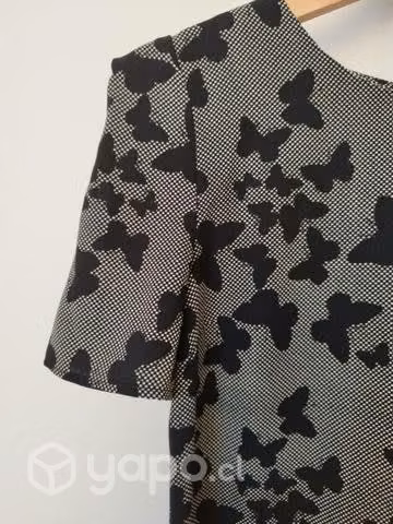Polera negra mariposas
