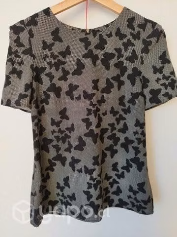 Polera negra mariposas