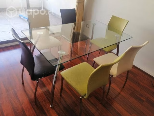 Comedor de vidrio templado con sillas de ecocuero