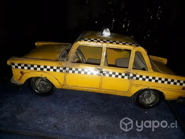 Auto antiguo de lata taxi americano