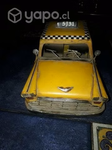 Auto antiguo de lata taxi americano - Imagen 4