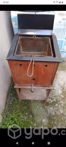 Cocina refrigerador freidora y mesa con 6 sillas