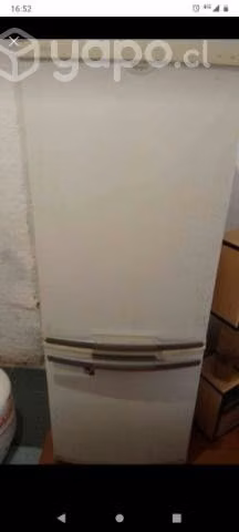 Cocina refrigerador freidora y mesa con 6 sillas