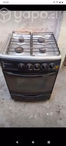 Cocina refrigerador freidora y mesa con 6 sillas