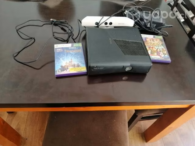 Xbox 360 con Kinect sin mandos y 2 juegos