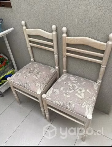 Dos sillas albayalde con genero florado tono beige